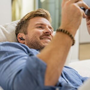 Poly Voyager Free 60 UC mustat nappikuulokkeet + BT700 USB-C -sovitin + peruslatauskotelo